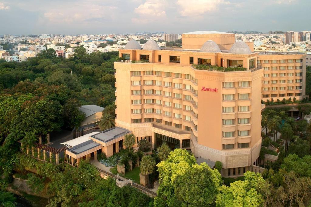 海得拉巴海得拉巴万豪会议中心酒店的树屋的顶部景色