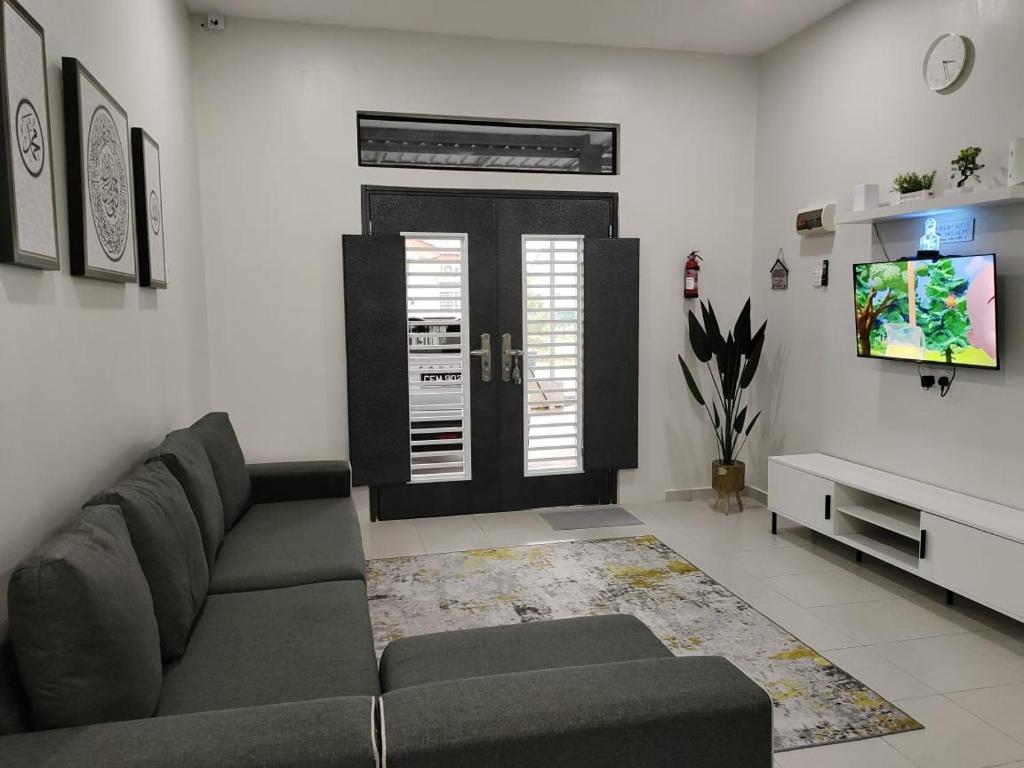 关丹Firdzura Home Semi D的带沙发和电视的客厅