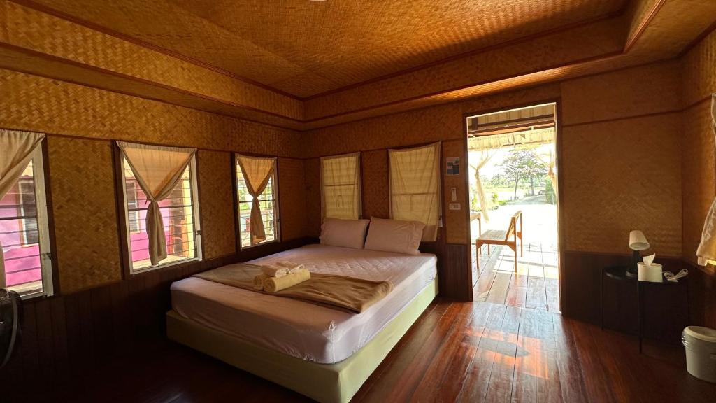 素攀武里อิงน้ำท่าจีน (ท่าจีนรีสอร์ท)的一间设有床铺的卧室,位于带窗户的房间内