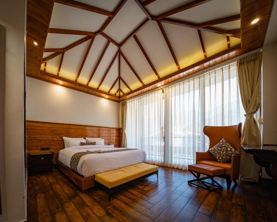 PhensāngNamdul Retreat的一间卧室配有一张床和一把椅子