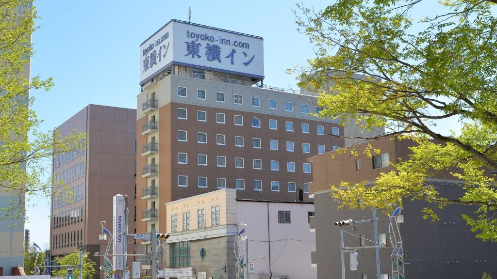 苫小牧市Toyoko Inn Hokkaido Tomakomai Ekimae的一座建筑的顶部有一个钟楼