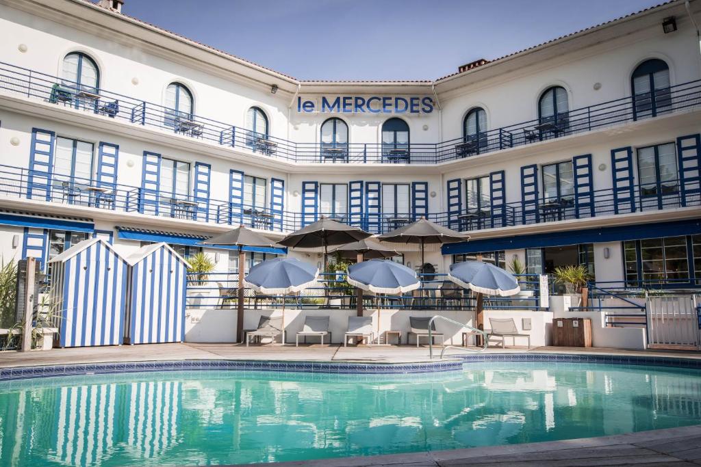 奥瑟戈尔Hotel Mercedes的大楼前设有游泳池的酒店