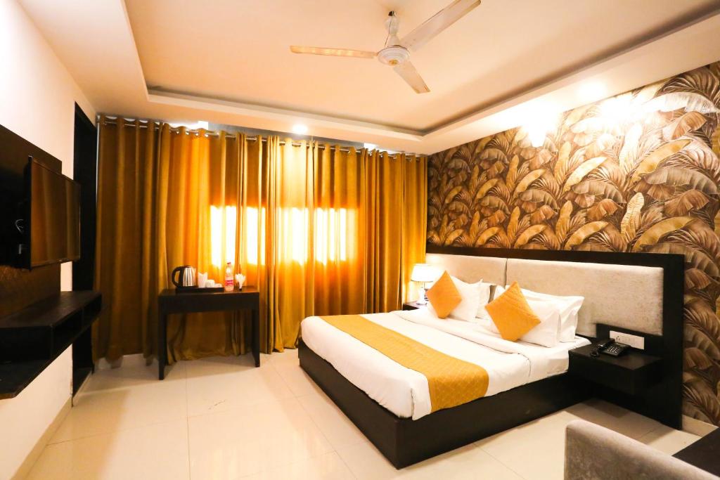 新德里Hotel Aashiyana New Delhi的酒店客房设有一张床和一个大窗户