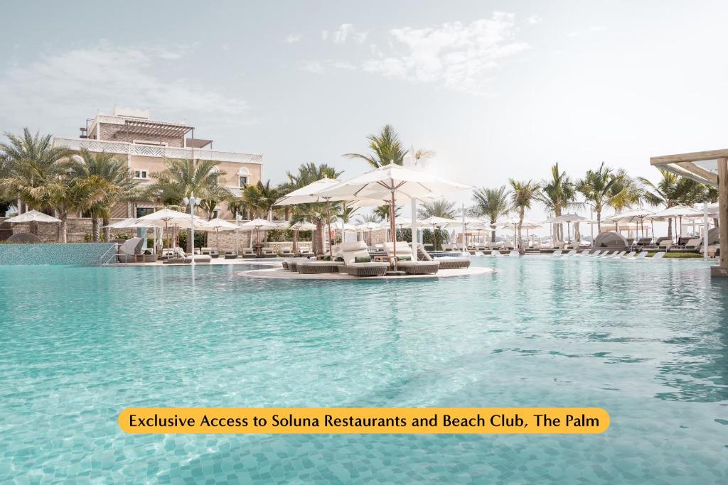 迪拜The First Collection Business Bay的 ⁇ 染度假村的游泳池