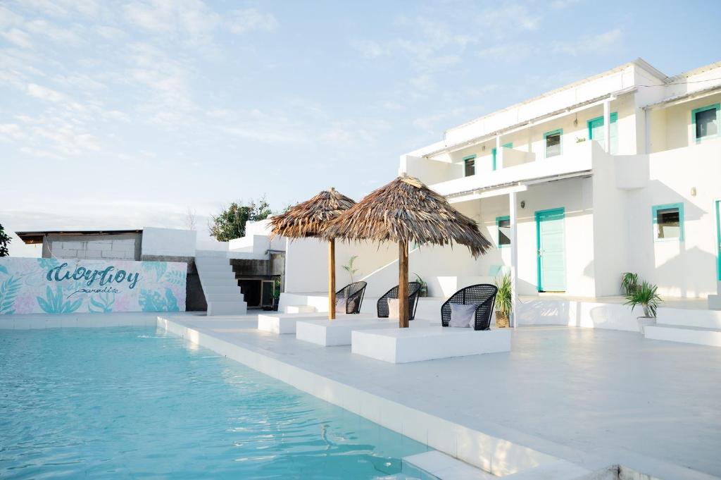 比拉Woywoy Paradise的一个带游泳池的度假胜地和一家酒店