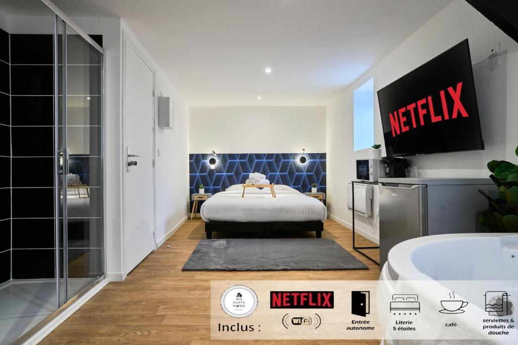 图尔昆NG SuiteHome - Lille I Tourcoing I Haute - Balnéo - Netflix的一间卧室配有一张床、一个浴缸和一台电视。