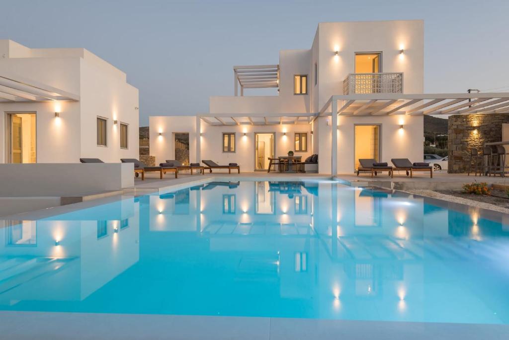 莱瓦贾Beautiful Paros Villa - 2 Bedroom - Villa Nirvana - Breathtaking Sea Views and Great for Couples - Naousa的别墅前设有游泳池