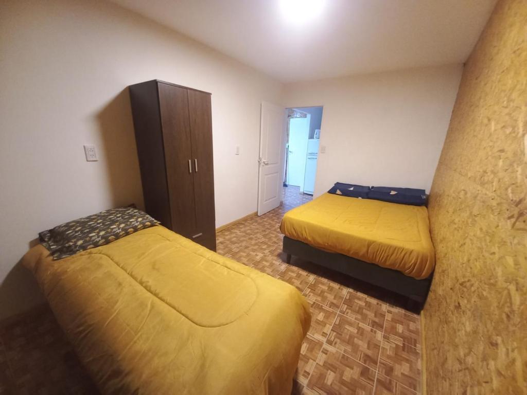 托尔胡因Atardeceres Mágicos的小房间设有两张床和橱柜