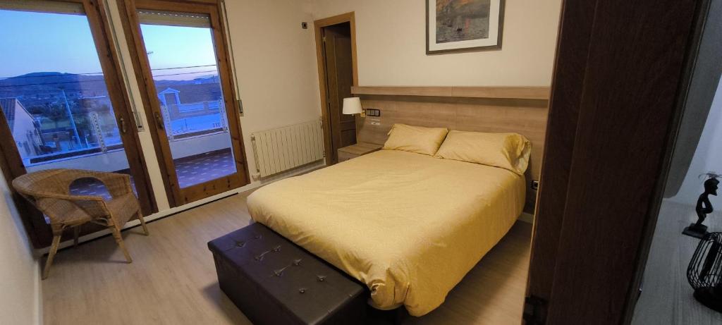 Sant Cugat de SesgarriguesCAL LLOP的一间卧室设有一张床和一个大窗户