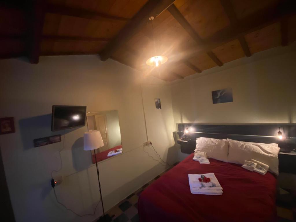 GhilarzaPeppina Home的配有红色棉被的床的房间