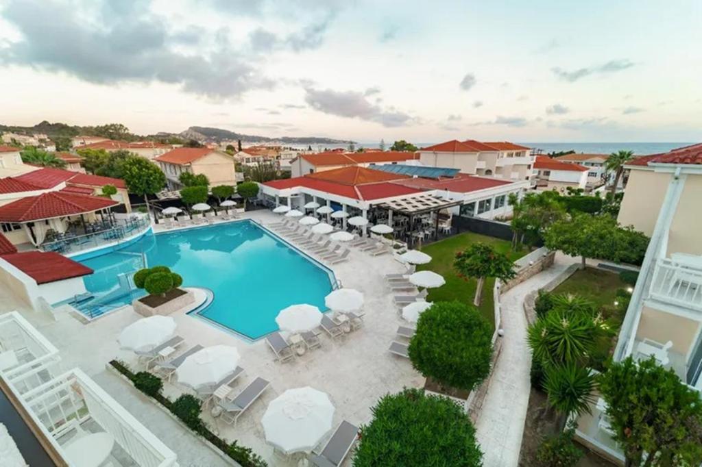 阿凯松Diana Palace Hotel Zakynthos的享有度假村游泳池的空中景致