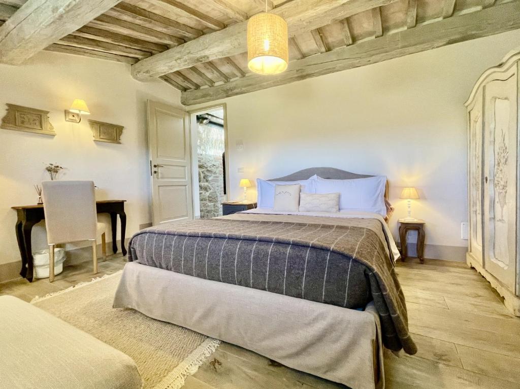 皮恩扎Vento d’Orcia的一间卧室配有一张大床和一张书桌