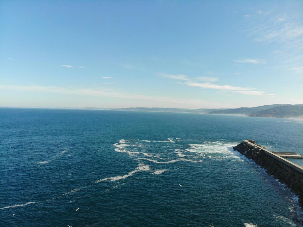 马尔皮卡APARTAMENTO MENCER的享有海洋的空中景致,设有码头
