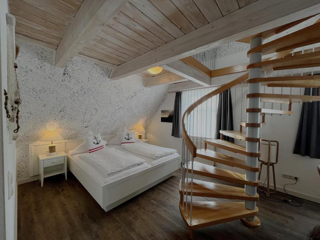 诺尔多夫安卡酒店的一间卧室设有一张床和一个螺旋楼梯