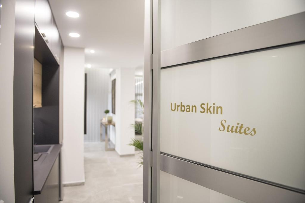 尼科西亚STAY Urban Skin Suite的写在城市皮肤表面的办公室门