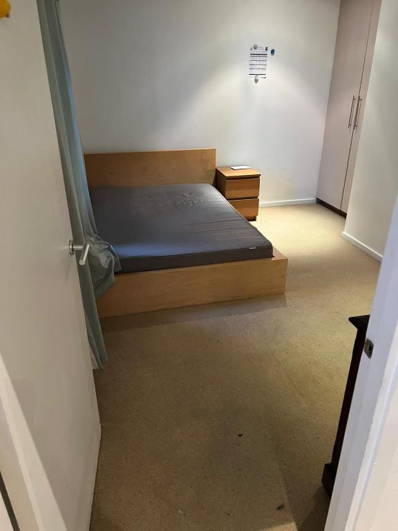 诺丁汉Luxury double room的一间小卧室,配有一张床和一个走廊