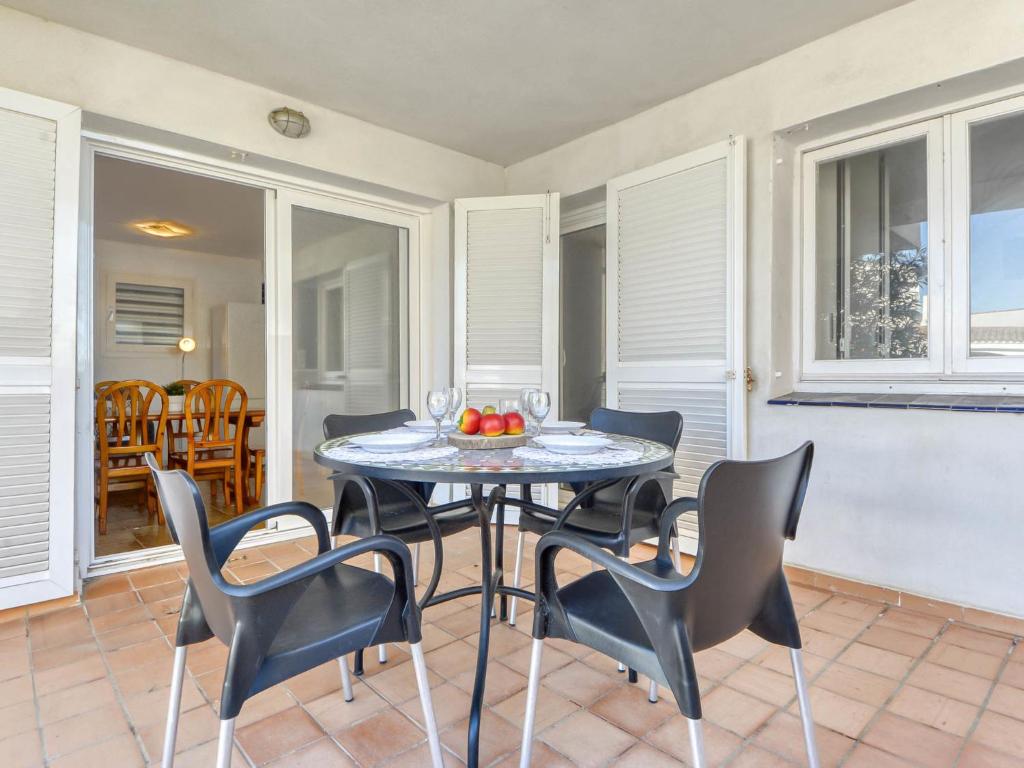 罗萨斯Apartment Platja de Roses-4 by Interhome的一间带桌椅的用餐室