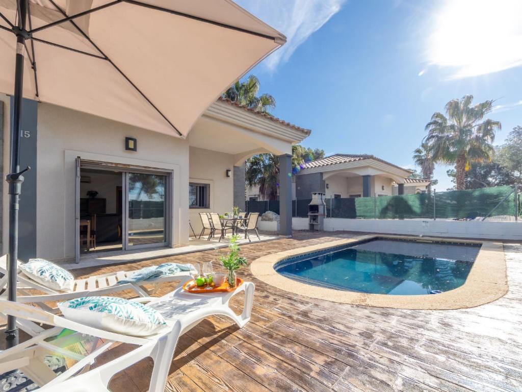 利乌玛Holiday Home Gaviota 6 by Interhome的一个带游泳池和遮阳伞的度假屋