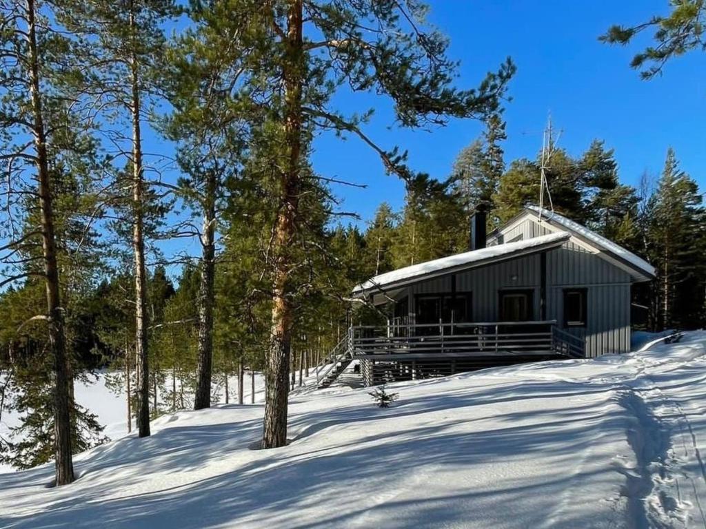 拉赫登佩拉Holiday Home Keskikallio- nuasjärvi by Interhome的雪中树林中的小屋