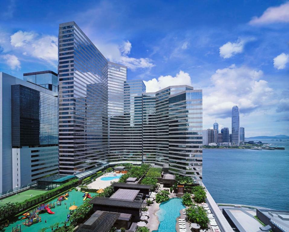 香港香港君悦酒店的享有城市景观,设有游泳池和建筑