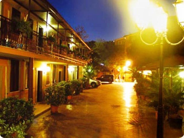 加索尔-蒙那斯特罗拉坎达波尔格酒店的夜光照亮街道的街道