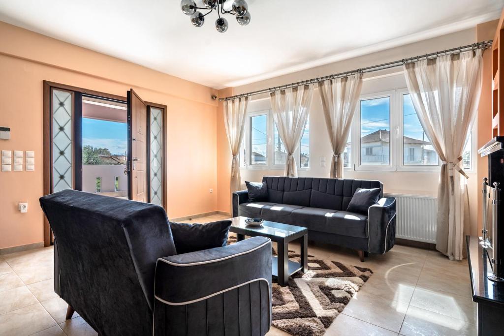 Villa Elida的客厅配有沙发、椅子和桌子