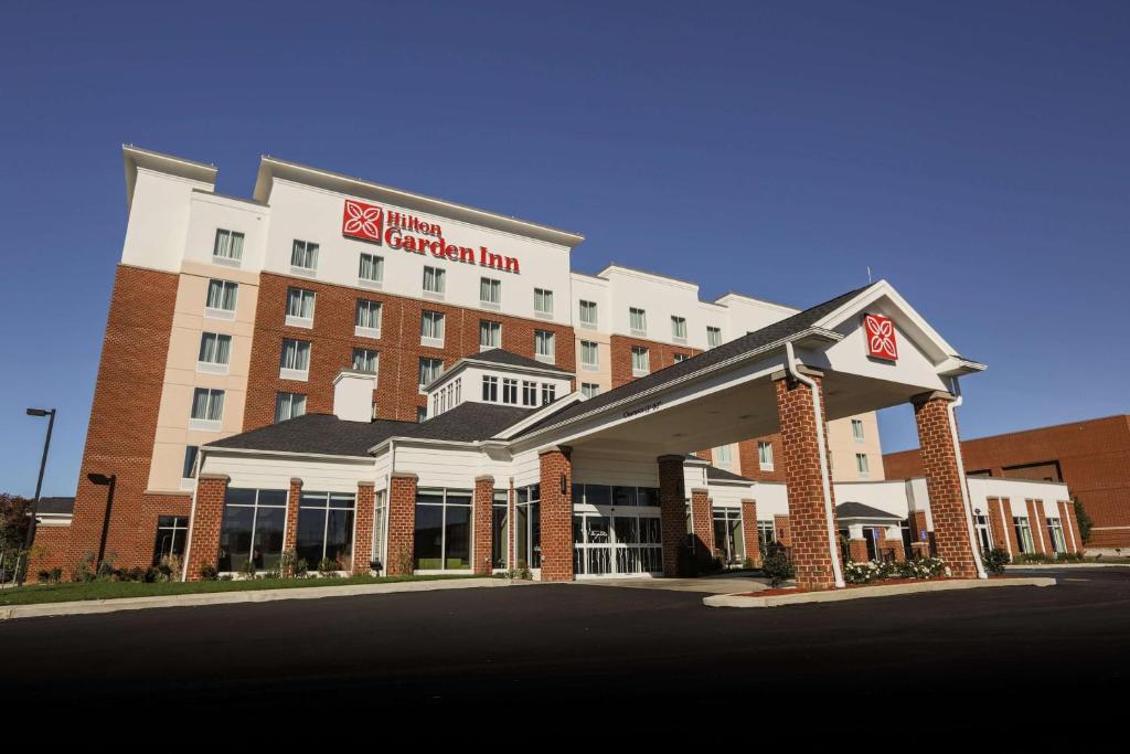 印第安纳Hilton Garden Inn Indiana at IUP的酒店前方的 ⁇ 染