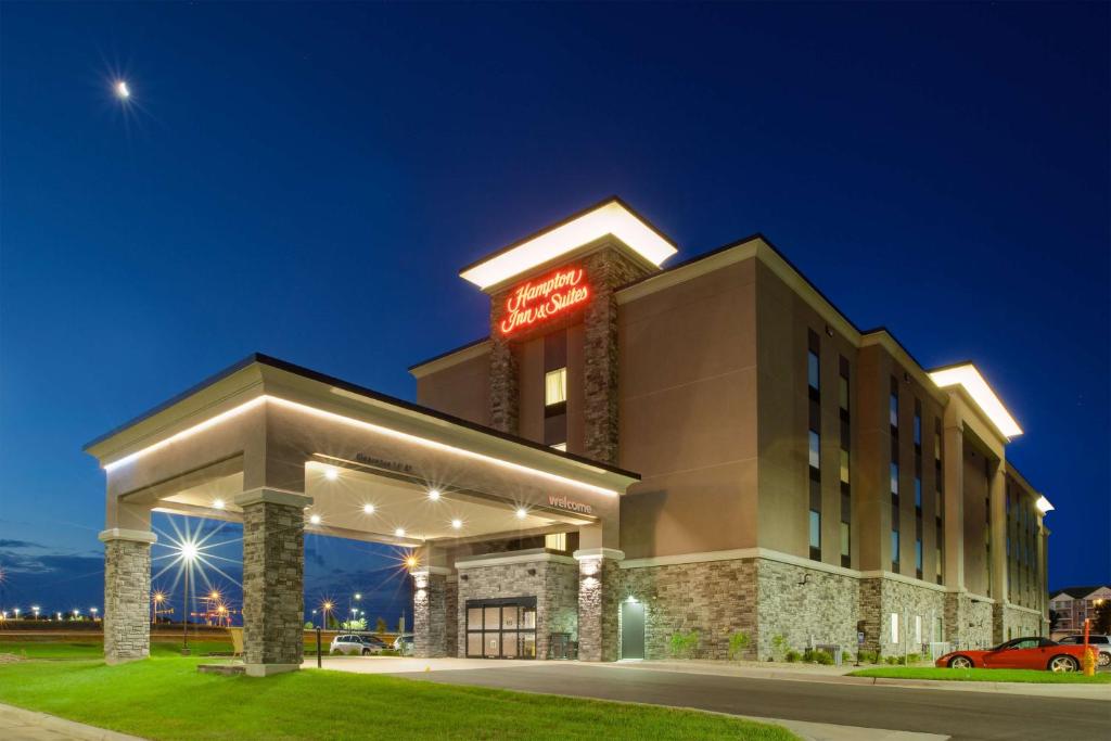 苏福尔斯Hampton Inn & Suites By Hilton, Southwest Sioux Falls的夜间标有标志的酒店大楼