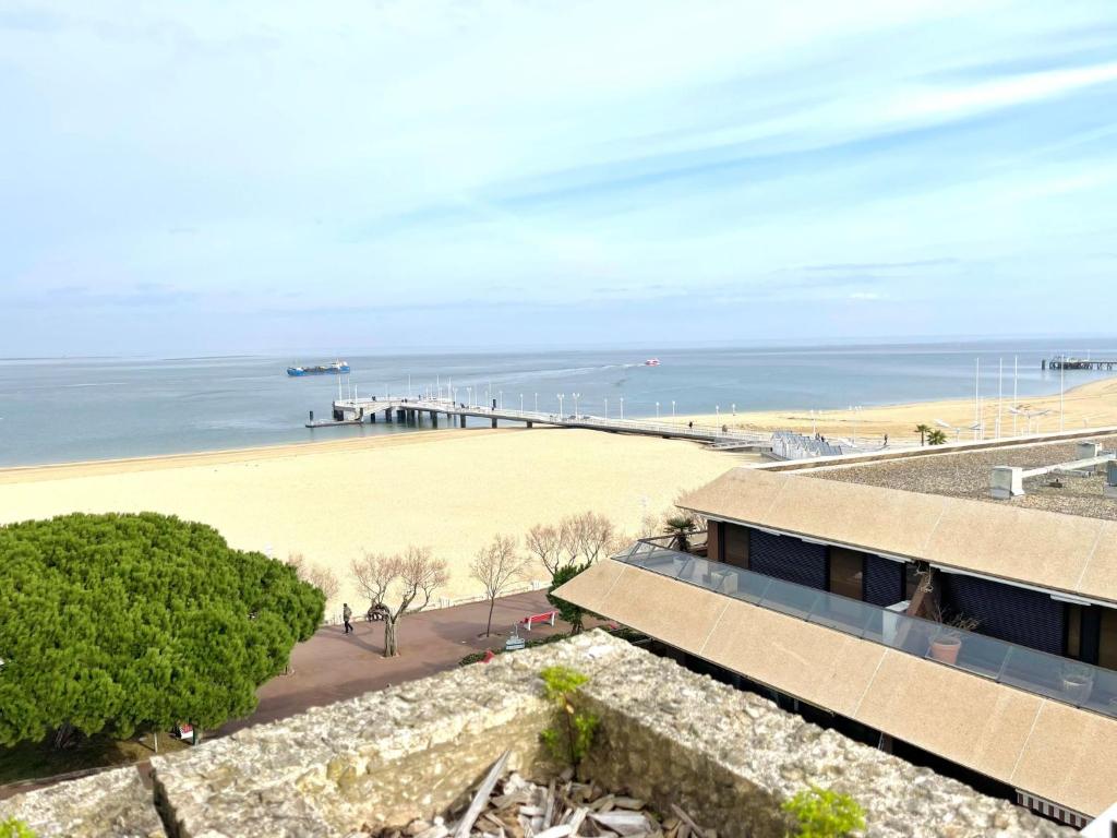 阿卡雄Apartment Claire-4 by Interhome的享有海滩和码头的景色