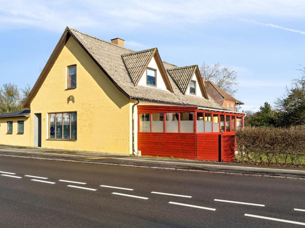 古兹耶姆Apartment Thera - 5km from the sea in Bornholm by Interhome的街道边的黄色和红色房子