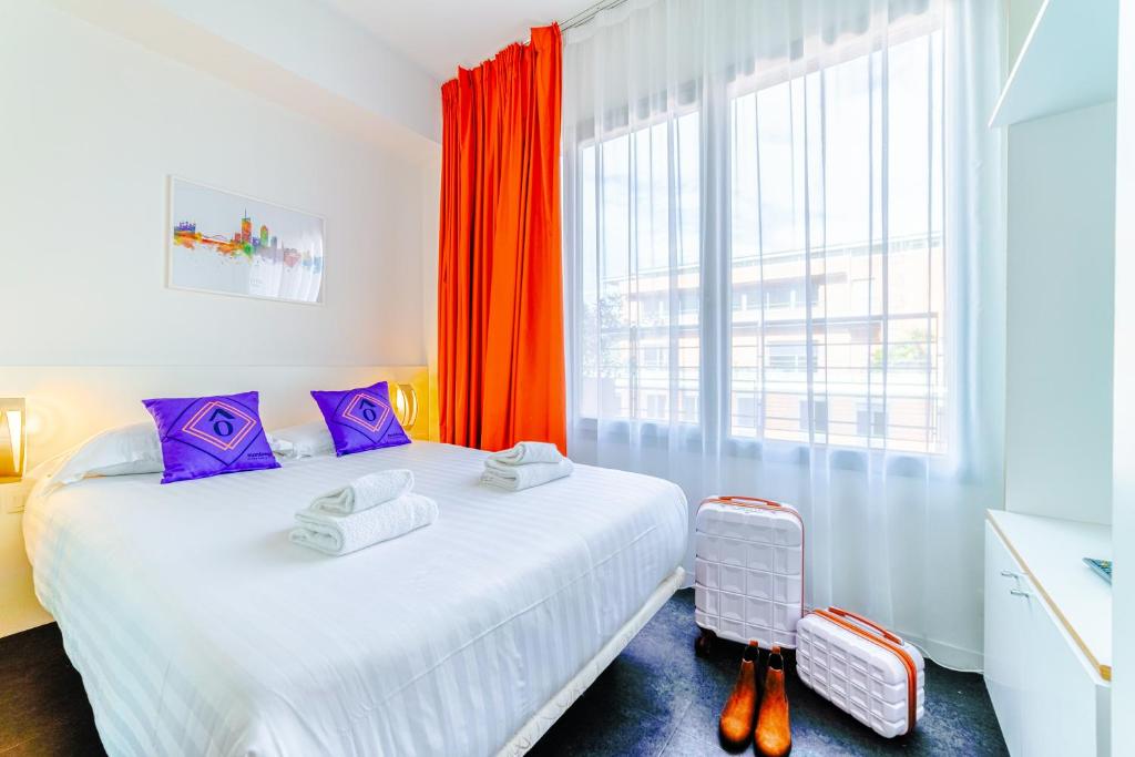 里昂Residence Montempo Lyon Cite Internationale的一间卧室设有一张床和一个大窗户