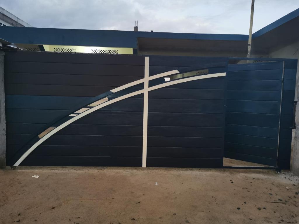 桑巴瓦PROSPERITY的蓝色车库门,上面有白色的十字架
