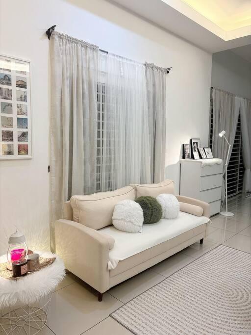 太平Homestay taiping的白色的客厅配有沙发和窗户