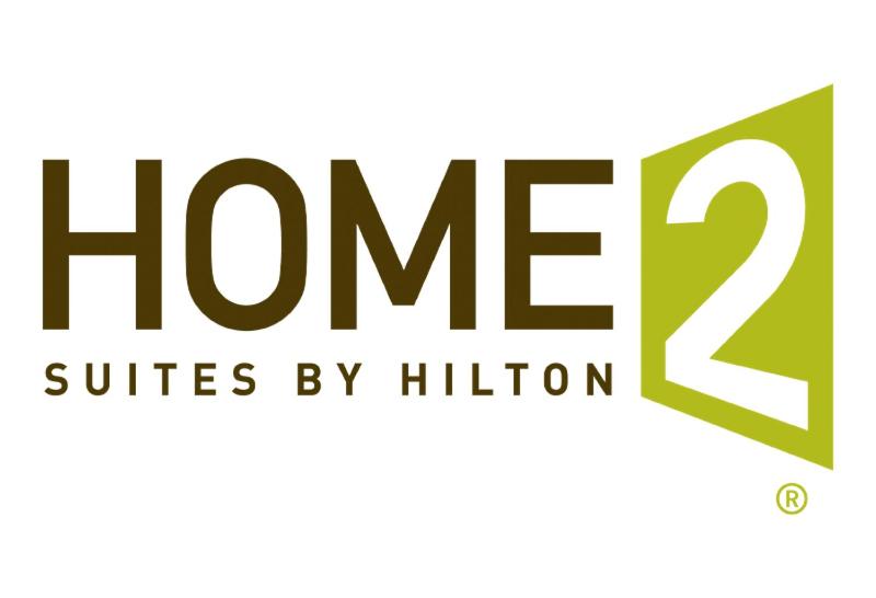 OwatonnaHome2 Suites By Hilton Owatonna的汉顿家庭套房的标志