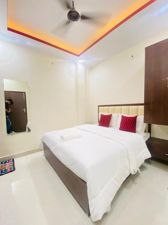 AlambaghHotel Pru with car parking的一间卧室设有一张带天花板的大床