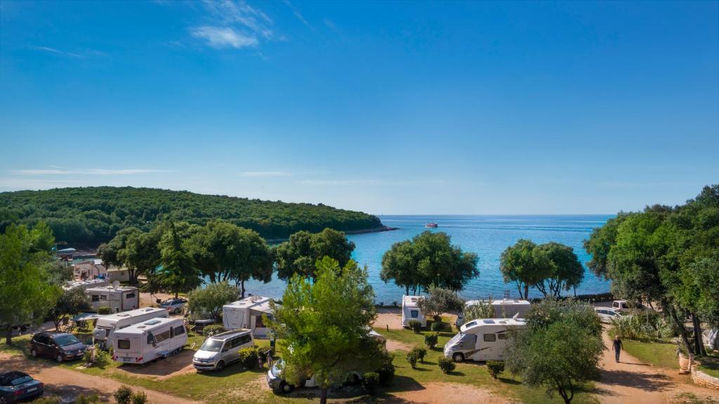 弗尔萨尔Maistra Camping Porto Sole Pitches的享有带湖泊的露营地的空中景致
