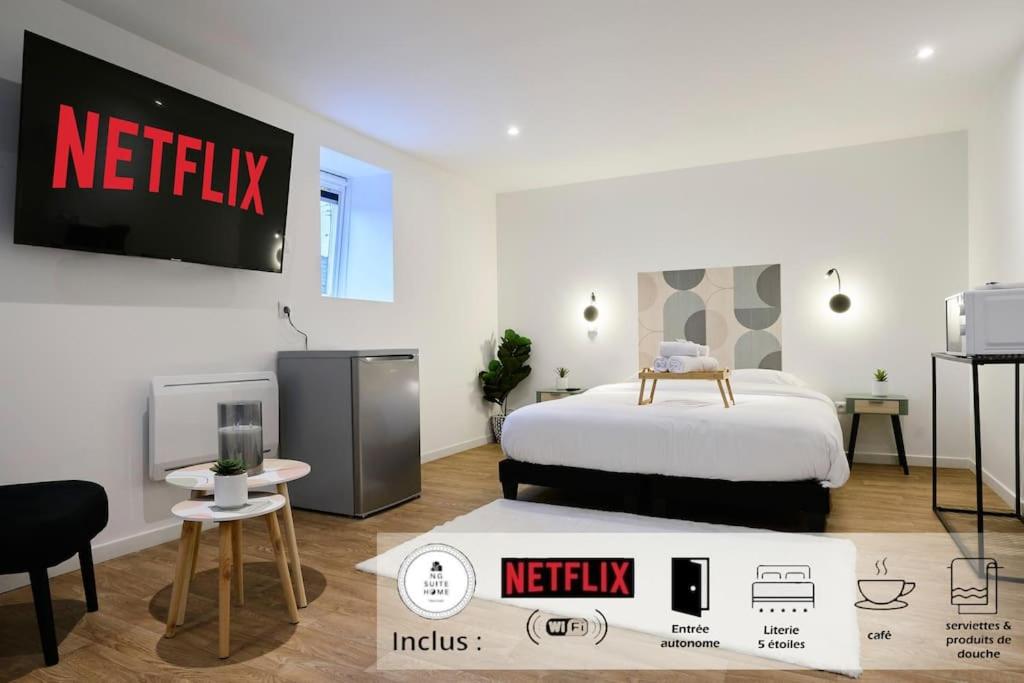 图尔昆NG SuiteHome - Lille l Tourcoing l Haute - Duplex 4 pers - Balnéo - Netflix - Wifi的一间卧室配有一张床,并在一间客房内配有电视。