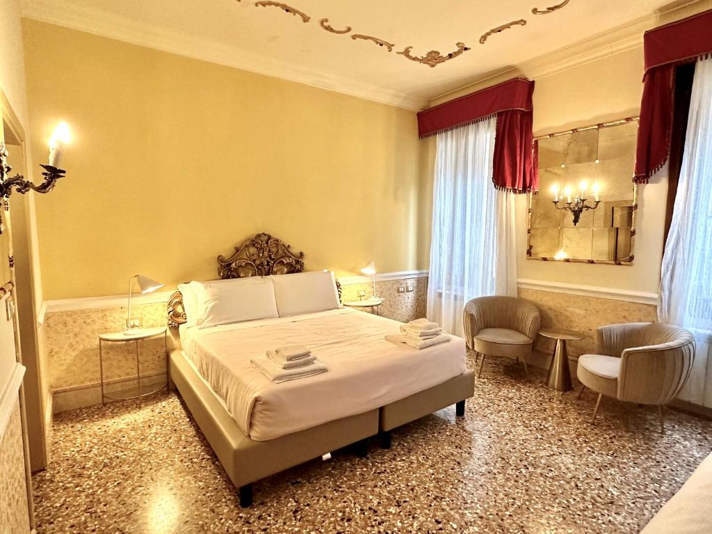威尼斯Casa Alla Fenice的一间卧室配有一张床和一把椅子