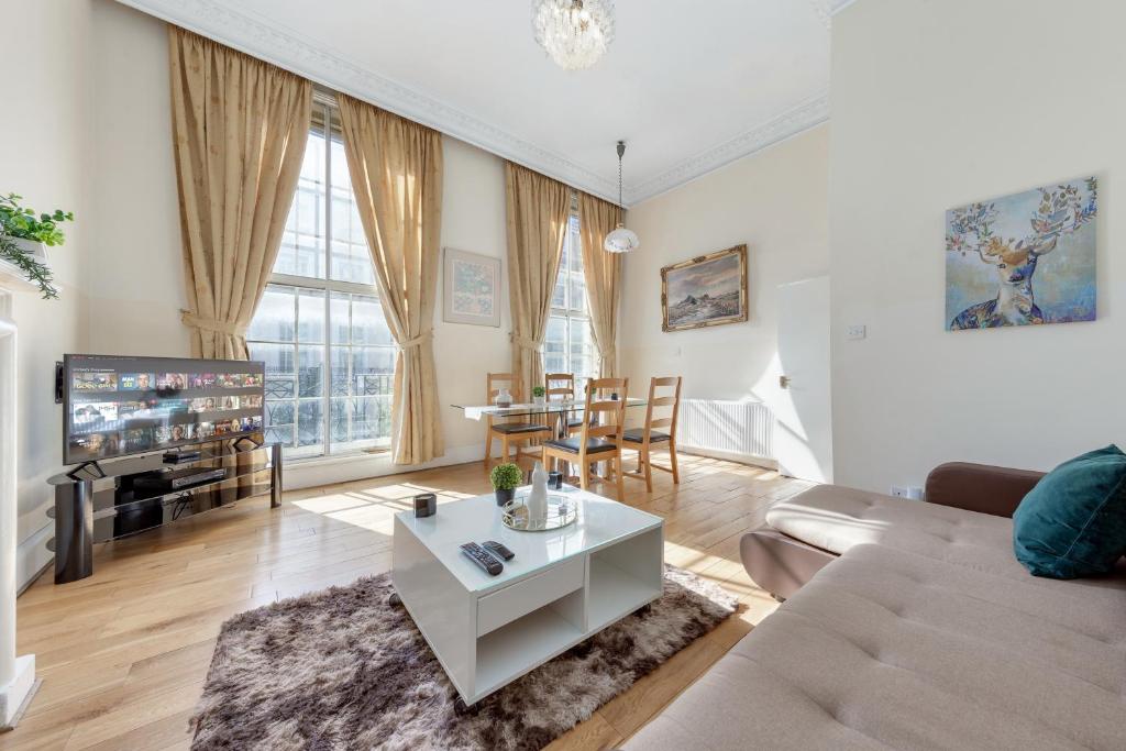 伦敦Apartment in Marylebone的客厅配有沙发和桌子