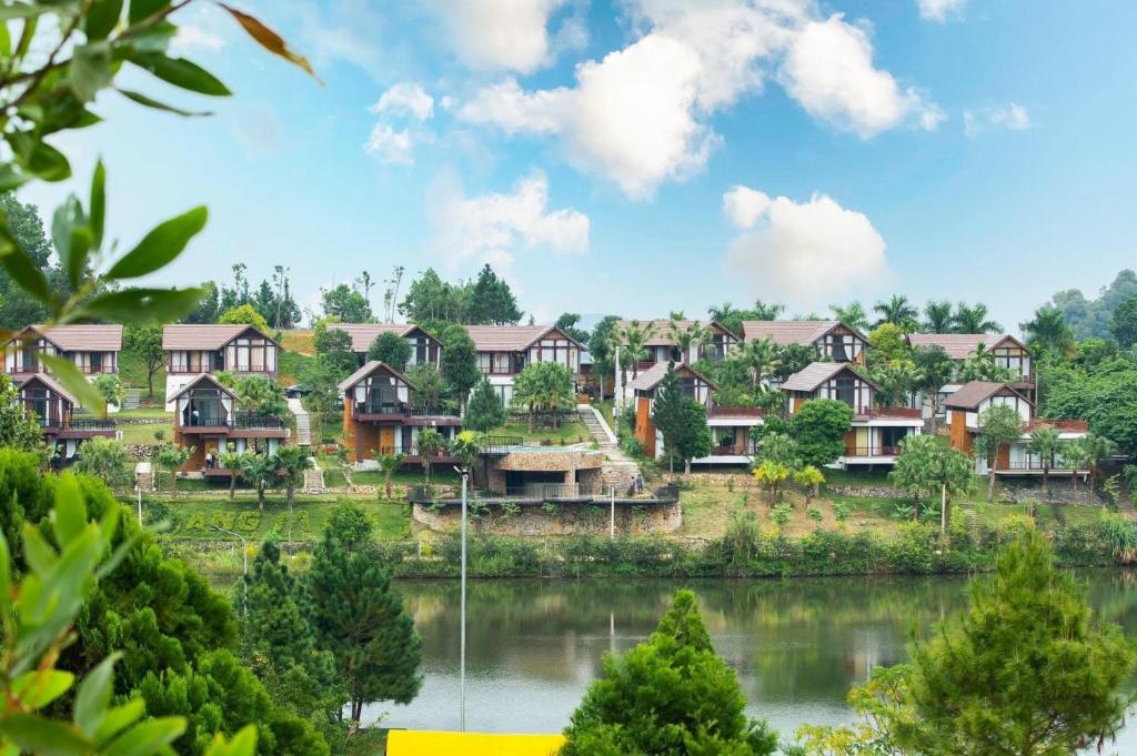 巴位Thang Mây Village Rersort的湖旁的一群房子