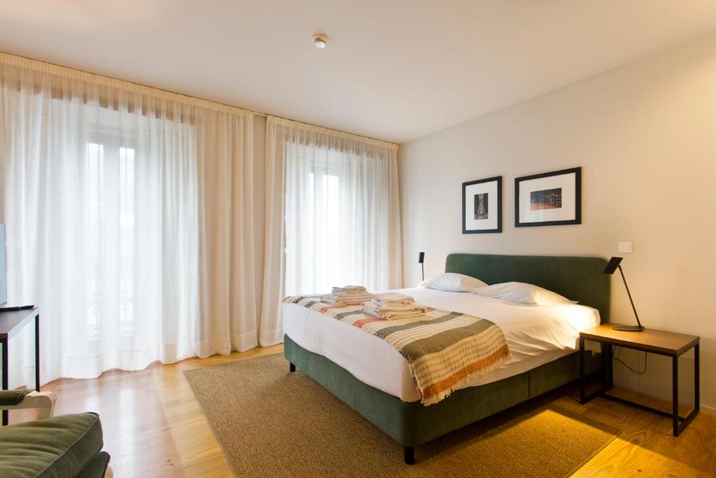 波尔图RVA居斯塔夫埃菲尔公寓的一间卧室配有一张床和一张沙发