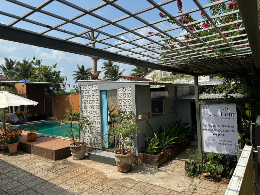 永隆Lọ Lem Homestay的一座带游泳池和凉亭的房子