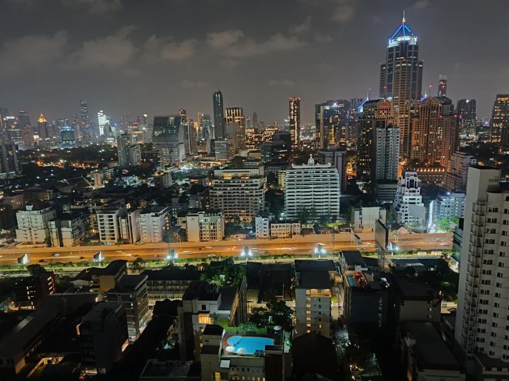 曼谷Omni Tower Sukhumvit Nana by Direct Rooms的享有城市美景,