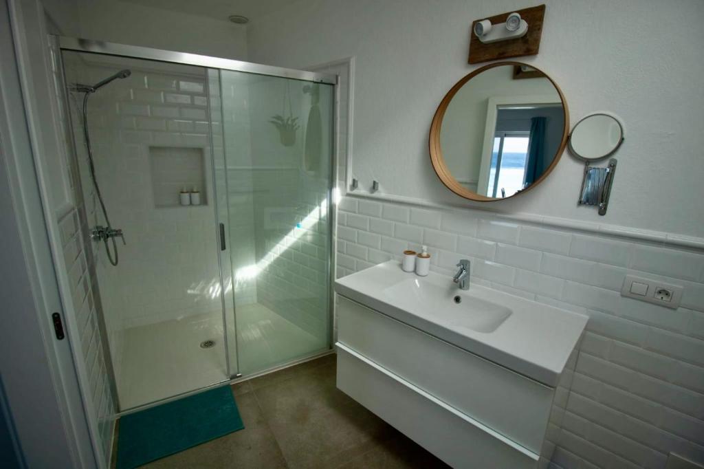 埃尔戈尔福Apartamento Valeron的浴室配有盥洗盆和带镜子的淋浴