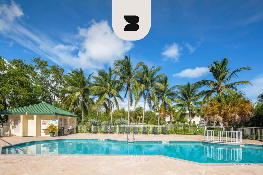 基韦斯特The Trinidad by Brightwild-Pool & Parking的一座棕榈树环绕的游泳池
