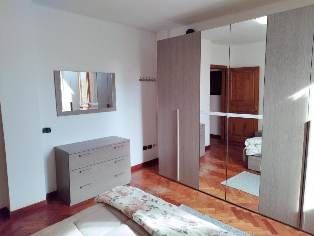 利沃诺Casa Reali, relax a due passi dal mare的一间带梳妆台和镜子的卧室