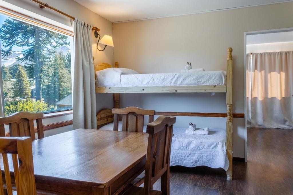卡薇亚惠Hotel Kallfu by Nordic的一间带桌子和双层床的用餐室