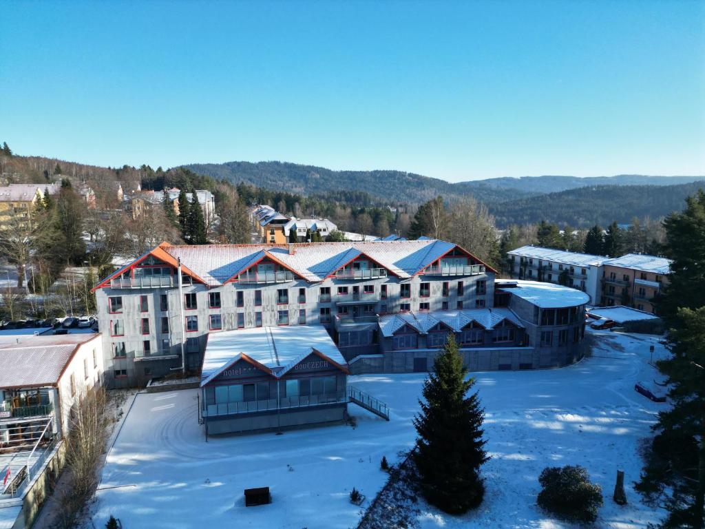 伏尔塔瓦河畔利普诺Hotel BouCZECH的雪中建筑物的空中景观