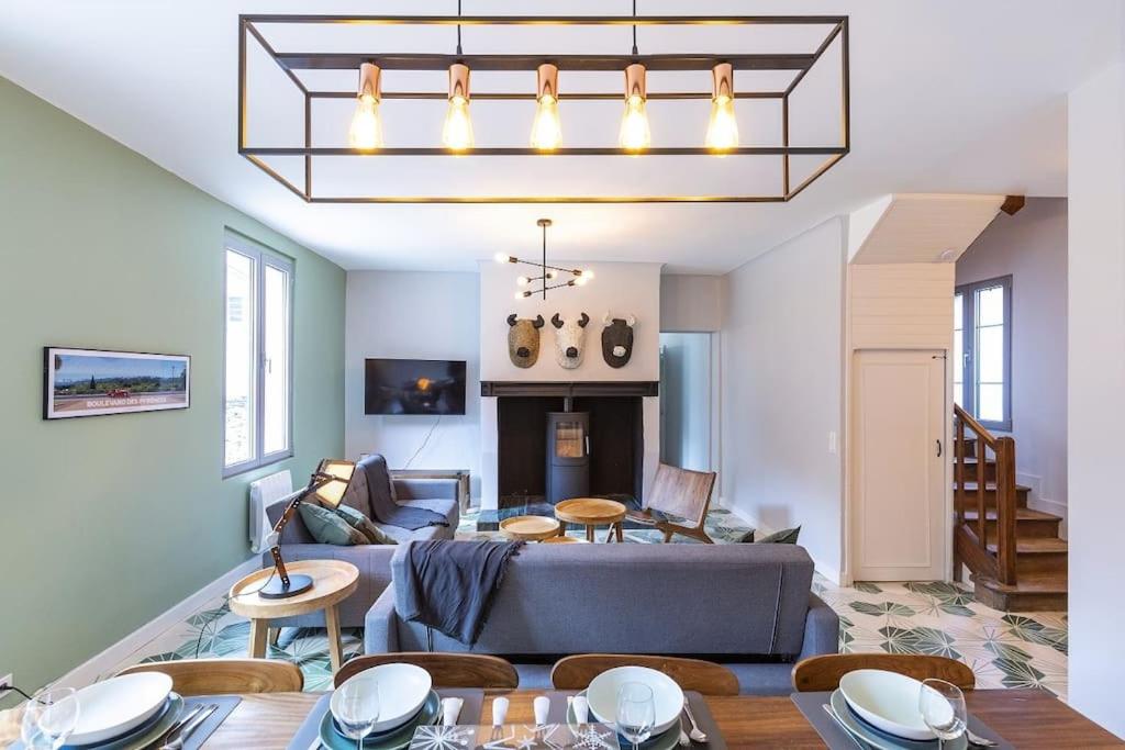 EsterreSuperbe villa familiale - 1408的客厅设有蓝色的沙发和壁炉