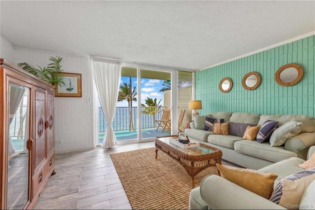拉耶Beautiful Beachfront Condo的客厅配有沙发和桌子